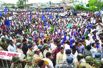 राज ठाकरेंच्या विरोधात भीमसैनिकांचा हल्लाबोल