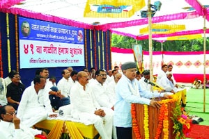 वसंत सहकारी साखर कारखान्याच्या ४१ व्या गळीत हंगामाच्या शुभारंभ प्रसंगी बोलताना मनोहरराव नाईक.