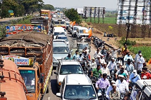 राष्ट्रीय महामार्गावर रास्ता रोको आंदोलन