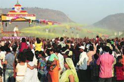 ऐरोलीत आध्यात्मिक धुळवड