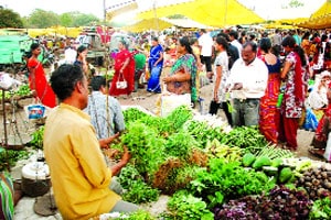 आडत वसुलीच्या निर्णयावरून खरेदीदारांचा बहिष्कार