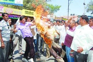 धुळ्यात मराठा आरक्षण समितीतर्फे राज ठाकरे यांच्या पुतळ्याचे दहन