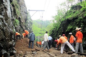 खंडाळ्याजवळ लोहमार्गावर दरड कोसळल्याने रेल्वे इंजिन घसरले