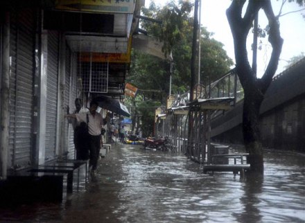 मुंबईसह उपनगरांमध्ये जोरदार पाऊस; पुण्यातही दमदार हजेरी