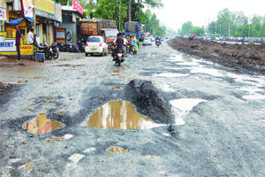 शतकोत्तर महोत्सवात खड्डय़ांनी बजबजपुरी