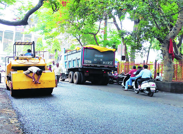 पालिकेचा ‘शेखचिल्लीपणा’पावसाळ्यात डांबरीकरणाची कामे