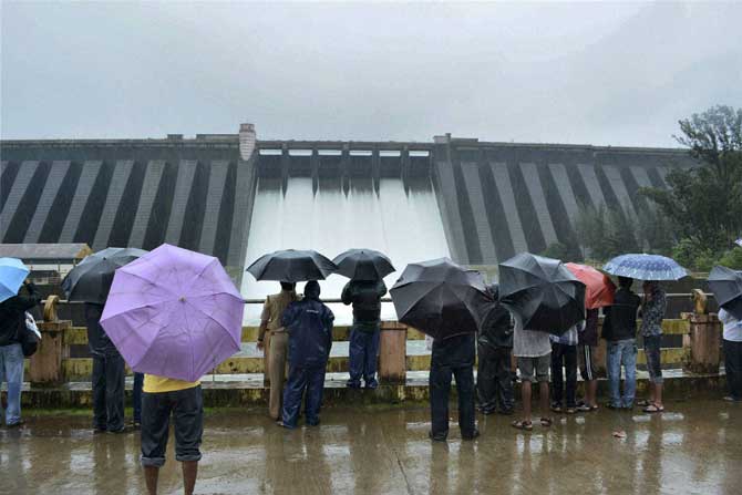 कोयना धरणातून यंदाच्या मोसमात पहिल्यांदाच पाण्याचा विसर्ग बुधवारी सुरू झाला. धरणाच्या दरवाज्यातून फेसाळते पाणी खाली येताना पाहण्यासाठी नागरिकांनी गर्दी केली होती. (पीटीआय)