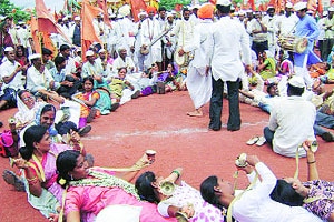 तुकोबांच्या दर्शनासाठी इंदापूरला चिंब पावसात दिवसभर रांग