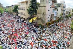 वीस टक्के बोनससाठी बांधकाम कामगारांचा मोर्चा