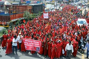 कोल्हापूर जिल्हय़ातील मोलकरणींचा मोर्चा