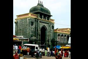 तुळजाभवानी मंदिरासमोरील मोकळ्या जागेची संचिका धूळखात!