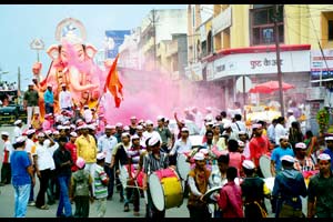 पावसाच्या सरींसह बाप्पांचे जल्लोषात स्वागत