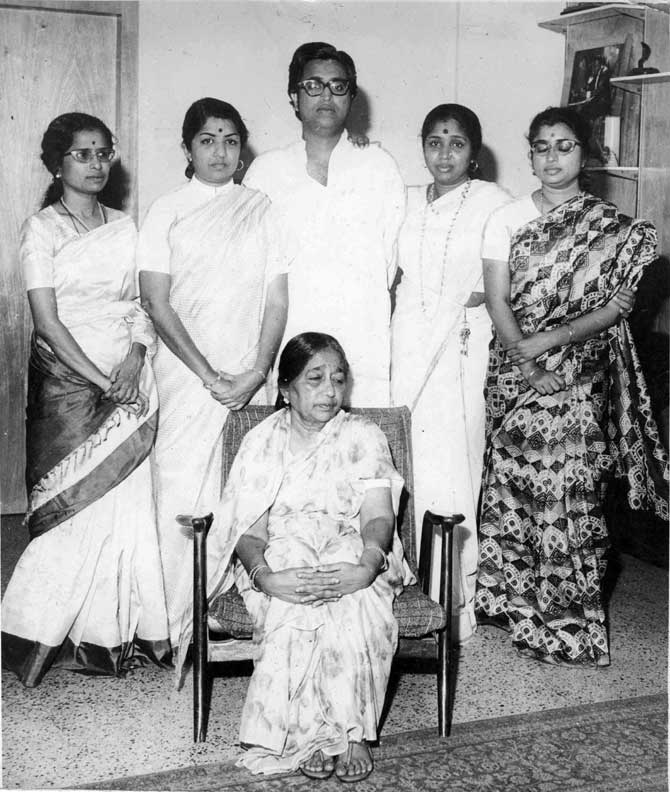 भारतीय संगीतातील योगदानाबद्दल एम. एस. सुब्बूलक्ष्मी यांच्यानंतर भारातरत्न या सर्वोच्च नागरी पुरस्काराने गौरविलेल्या लतादीदी या दुसऱ्या गायिका आहेत. वरील छायाचित्रात लतादीदी, त्यांच्या आई सुधामती मंगेशकर, आणि भावंडे आशा, उषा, मीना आणि हृदयनाथ मंगेशकर.