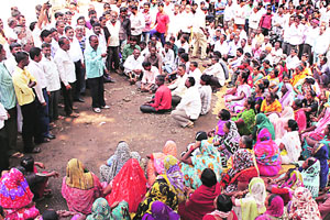 धुळे महापालिका कर्मचाऱ्यांचे ‘काम बंद’ आंदोलन