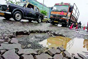 मुंबई अजूनही खड्डय़ात; पैसे मात्र कंत्राटदारांच्या खिशात!