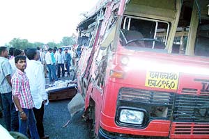 बसचा पत्रा फाटल्याने ९ ठार, २५ जखमी