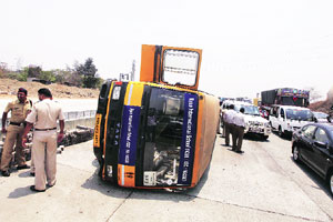 बेलापूरमध्ये शाळेच्या बसला अपघात