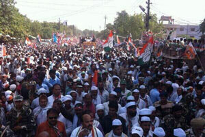 वाराणसीत राहुल गांधींचा रोड शो, प्रचारयात्रेत बिस्मिल्ला खॉं यांच्या मुलाचे सनईवादन