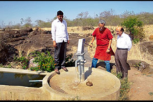 हिवरे बाजार गावाची प्रगती कौतुकास्पद – गिरीश कुबेर