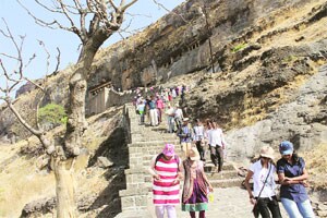 अंध मुलांचा शिवनेरीला ‘स्पर्श’