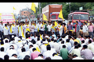 आरक्षणाच्या मागणीसाठी धनगर समाजाचा रास्ता रोको