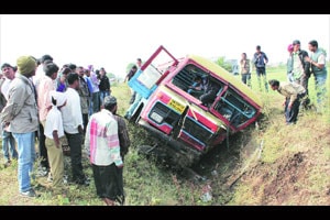 बस अपघातात १२ प्रवासी जखमी