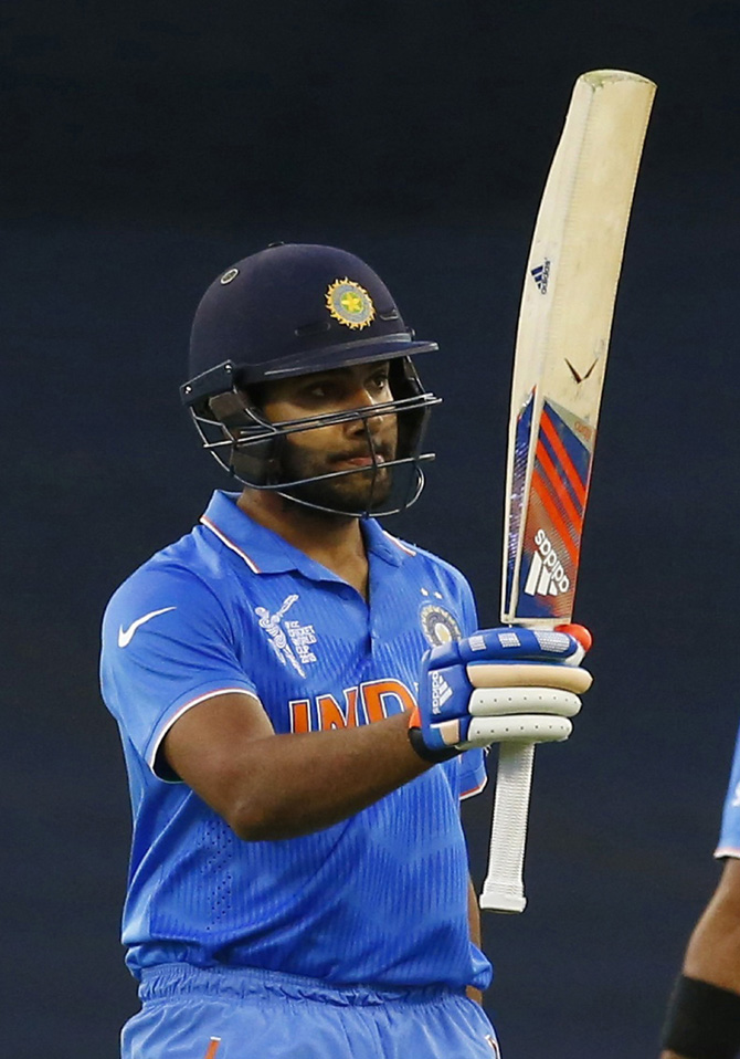 रोहित शर्माने नबाद ५७ धावांची खेळी साकारून टीम इंडियाच्या विजयात योगदान दिले.