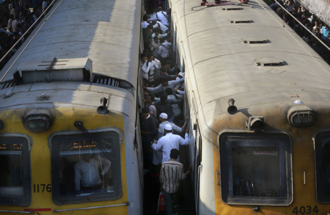 केंद्रीय रेल्वेमंत्री सुरेश प्रभू यांनी गुरूवारी संसदेत अत्यंत वेगळ्या धाटणीचा रेल्वे अर्थसंकल्प सादर करताना मुंबईकरांसाठी वातानुकूलित रेल्वेगाड्यांची घोषणा केली.