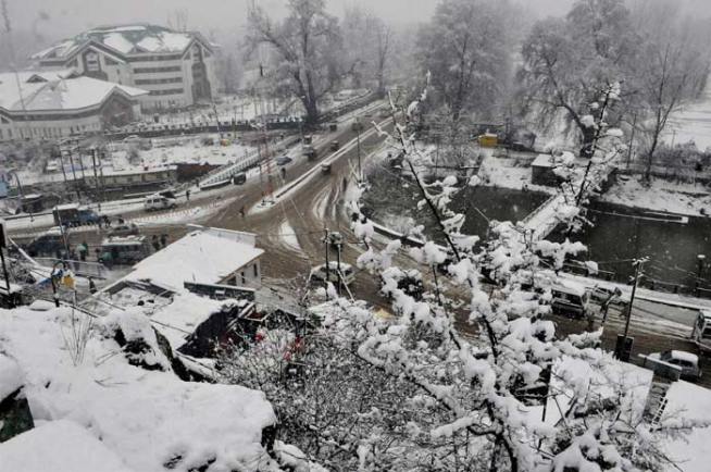 बर्फाच्छादीत श्रीनगर (छाया - पीटीआय)