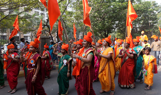 या शोभायात्रेत सहभागी झालेले महिलांचे ध्वजपथक. ( छाया- नरेंद्र वास्कर)