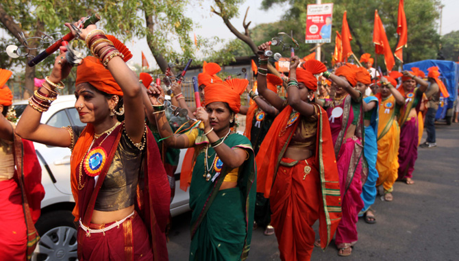 या शोभायात्रेत लेझीमवर ताल धरलेला महिलावर्ग. ( छाया- नरेंद्र वास्कर)