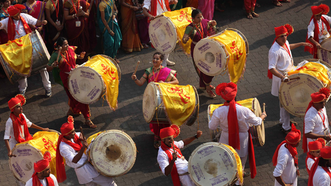 या ढोलपथकांमध्ये महिलांचा सहभागही लक्षणीय असतो. (छाया- प्रशांत नाडकर)