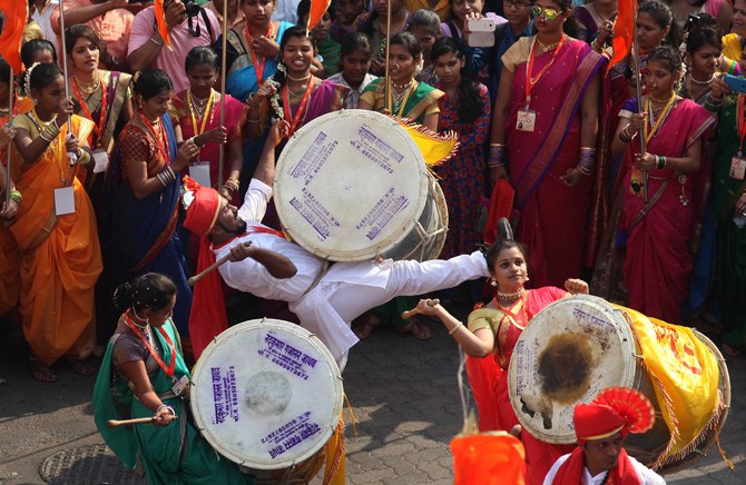 यावेळी ढोलपथकातील कलाकारांचा उत्साह शिगेला पोहचला होता. (छाया- प्रशांत नाडकर)