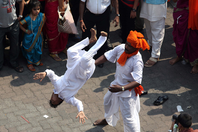 शोभायात्रेत या लहानग्या मावळ्याने चित्तथरारक कलाप्रकार सादर केले.