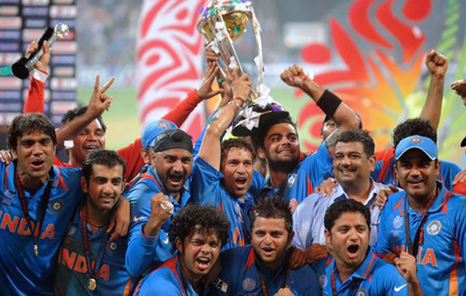 २००१ साली भारतीय संघाने मुंबईच्या वानखेडेवर पुन्हा एकदा इतिहास रचला. तब्बल २० वर्षांची विश्वविजेतेपदाची प्रतिक्षा संपली आणि क्रिकेटवीर सचिन तेंडुलकरचे स्वप्न देखील पूर्ण झाले. भारतीय संघाने मोठ्या दिमाखाने दुसऱयांदा विश्वचषक उंचावला.