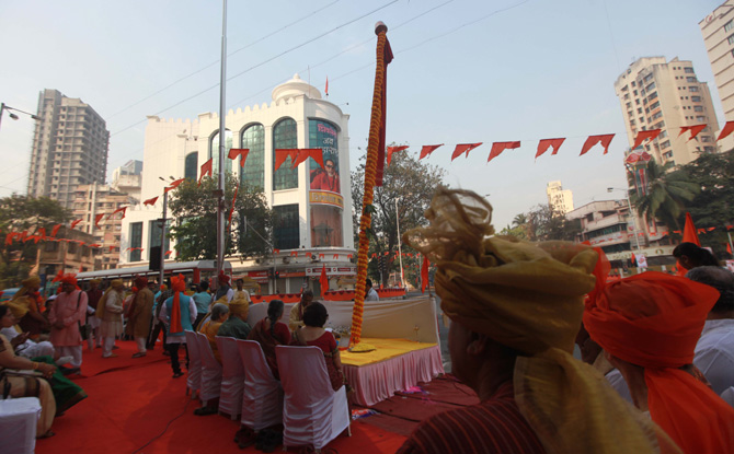 शिवसेना भवनासमोरील जागेत गुढीचे पुजन करण्यात आले. (छाया- केविन डिसोझा)