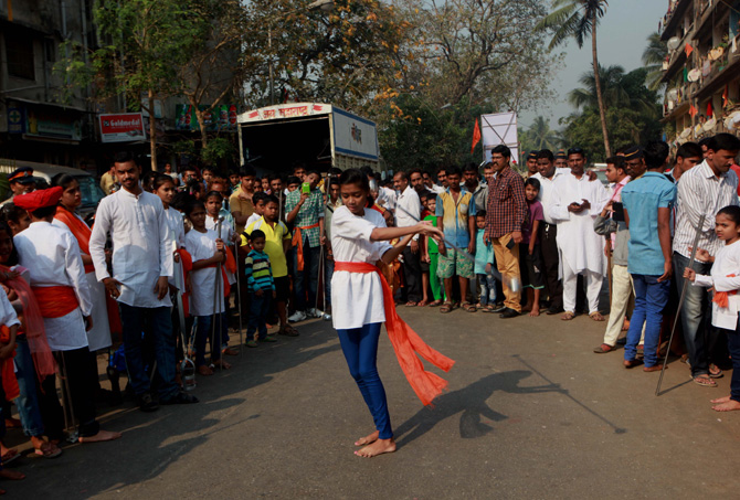 शोभायात्रेत चित्तथरारक कलाप्रकार सादर करताना एक तरूणी. (छाया- केविन डिसोझा)