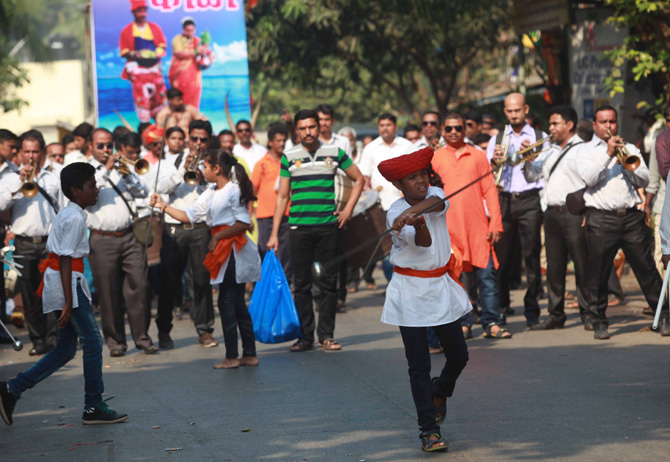 शोभायात्रेत या लहानग्या मावळ्याने चित्तथरारक कलाप्रकार सादर केले. (छाया- केविन डिसोझा)