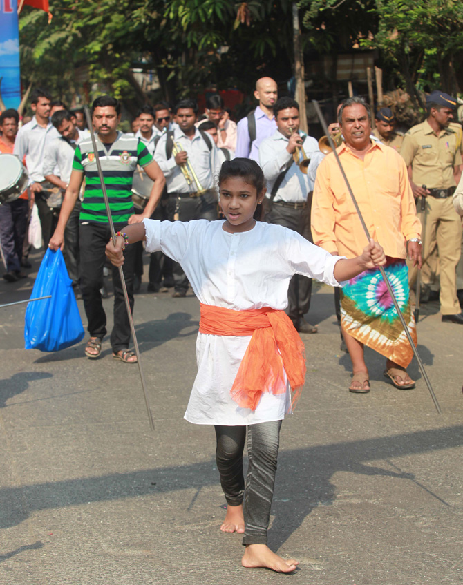 शोभायात्रेत चित्तथरारक कलाप्रकार सादर करताना एक तरूणी. (छाया- केविन डिसोझा)