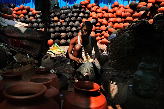 मुंबईतील तापमानाचा पारा आता चढायला सुरू झाला असून मुंबईकरांना आता उन्हाळ्याची चाहुल लागली आहे. याच पार्श्वभूमीवर मुंबई उपनगरात घरांमध्ये वापरण्यात येणारी पाण्याची मडकी बनविण्याचे काम वेगात सुरू आहे. (छाया- अमित चक्रवर्ती)