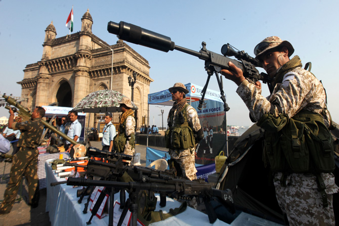 भारतीय हवाई दल आणि महाराष्ट्र पर्यटन विकास मंडळ यांच्या संयुक्त विद्यमाने मुंबईतील गेट वे ऑफ इंडिया येथे एअर फोर्स शो २०१५चे आयोजन करण्यात आले आहे. यामध्ये विविध शत्रास्त्रे पाहण्याची संधी सामान्यांना उपलब्ध झाली आहे. (छाया- पीटीआय)(छाया- प्रशांत नाडकर)