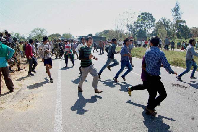 यावेळी दहशतवाद्यांकडून बेछूट गोळीबार करण्यात येत होता. तेव्हा रस्त्यावर उभे असणारे स्थानिक नागरिक सैरवैरा पळत असताना. (छाया- पीटीआय)