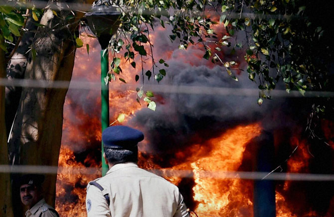 राजधानी दिल्लीतील संसद परिसरात असलेल्या स्वागत कक्षाजवळील वातानुकू लन यंत्रणेला रविवारी दुपारी भीषण आग लागली होती. सुटीचा दिवस असल्याने परिसरात फारशी गर्दी नव्हती. कोणतीही जीवितहानी झाल्याचेही वृत्त नाही. (छायाः पीटीआय)
