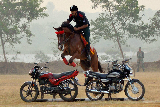 चेन्नईतील ऑफीसर्स ट्रेनिंग अकादमीत मोटारसायकलचा अडथळा समोर ठेवून सराव करताना टीपलेला थरारक क्षण. (पीटीआय)