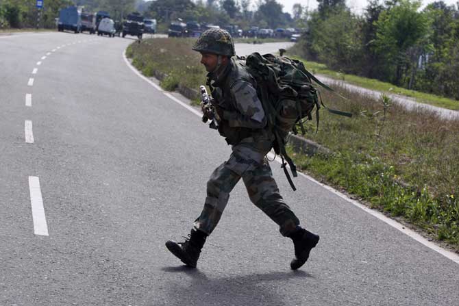 हे दहशतवादी पोलीस ठाण्याच्या आतमध्ये लपून बसले असताना बाहेरील पोलीसांशी त्यांची तुफान धुमश्चक्री सुरू होती. (छाया- पीटीआय)