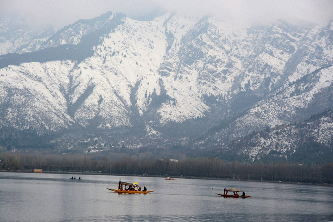 दाल सरोवर परिसरात श्रीनगरच्या बर्फाच्छादीत सौंदर्याचा नयनरम्य नमूना.(पीटीआय)