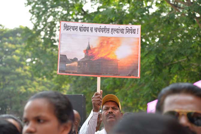 अल्पसंख्याक समाजावर होणाऱया हल्ल्यांच्या निषेधार्थ मंगळवारी पुण्यामध्ये सर्वपंथीय ख्रिश्चन समाजातर्फे शांती मोर्चा काढण्यात आला. (छायाचित्र - तन्मय ठोंबरे)