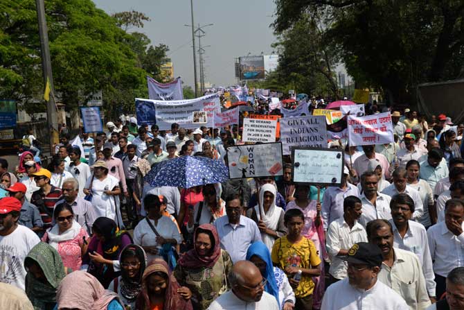 अल्पसंख्याक समाजावर होणाऱया हल्ल्यांच्या निषेधार्थ मंगळवारी पुण्यामध्ये सर्वपंथीय ख्रिश्चन समाजातर्फे शांती मोर्चा काढण्यात आला. (छायाचित्र - तन्मय ठोंबरे)