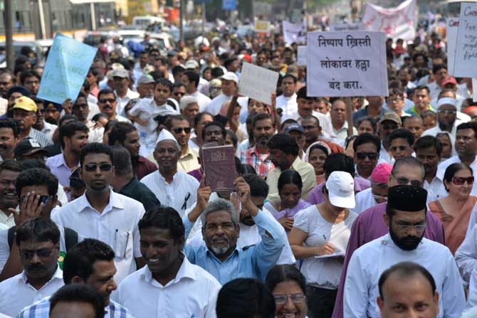 अल्पसंख्याक समाजावर होणाऱया हल्ल्यांच्या निषेधार्थ मंगळवारी पुण्यामध्ये सर्वपंथीय ख्रिश्चन समाजातर्फे शांती मोर्चा काढण्यात आला. (छायाचित्र - तन्मय ठोंबरे)