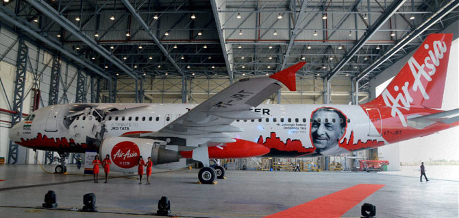 देशात हवाईउद्योगाची मुहूर्तमेढ रोवणाऱ्या जे. आर. डी. टाटा यांच्या छायाचित्राने सजलेले 'एअर एशिया इंडिया' कंपनीचे चौथे विमान ताफ्यात दाखल झाले आहे.